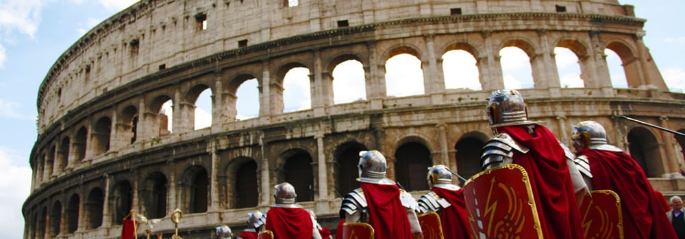 Immagine di antichi soldiati che si recano ad uno degli anfiteatri romani per eccellenza: il Colosseo.